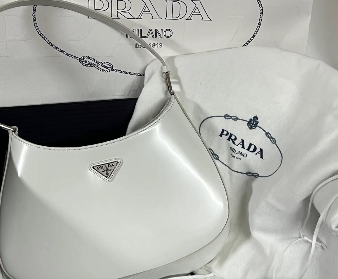 프라다 클레오 브러시드 숄더백 화이트