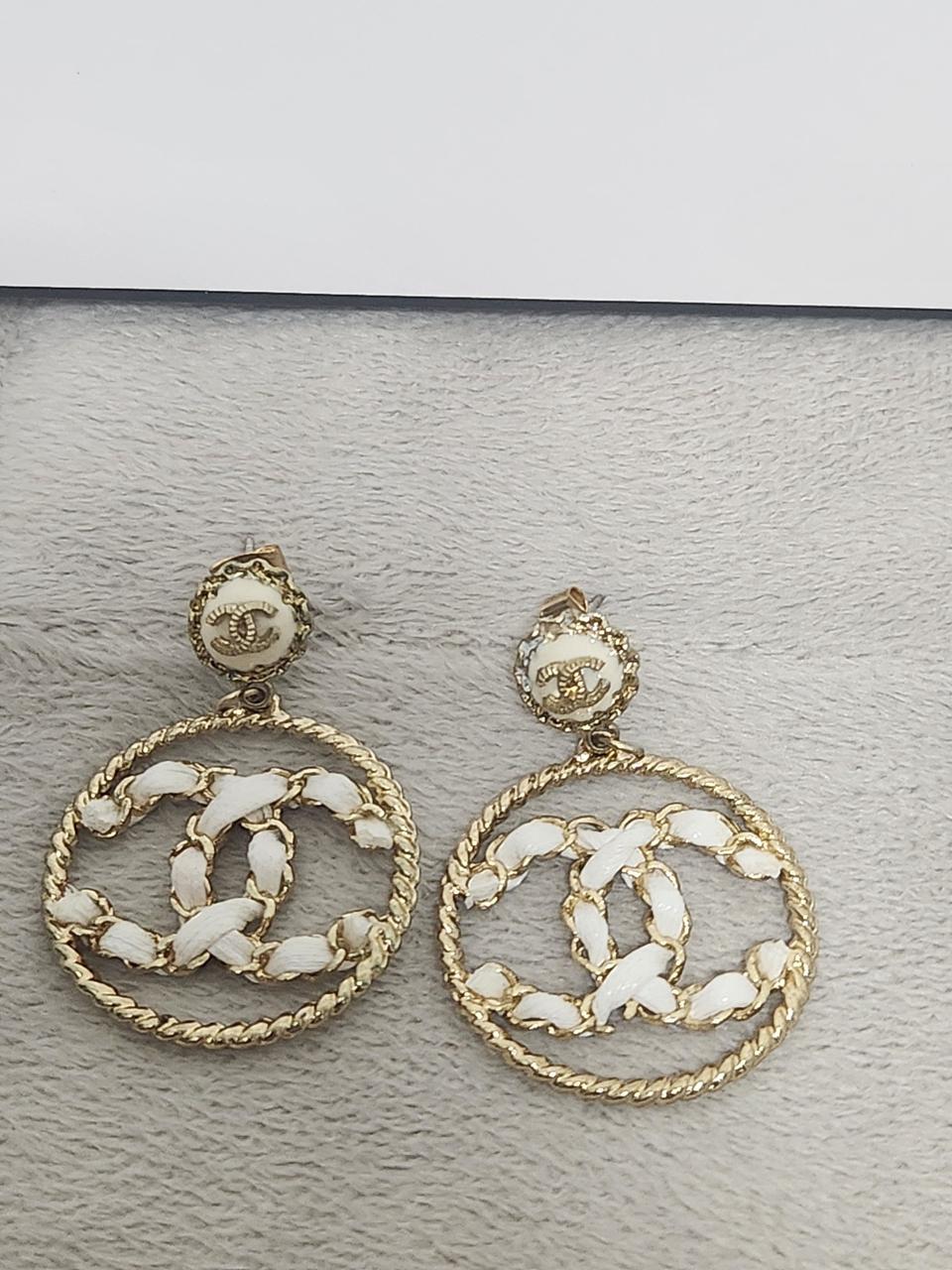 [미착용&새제품] 925silver침 골드 화이트 원형꼬임드롭 샤넬귀걸이