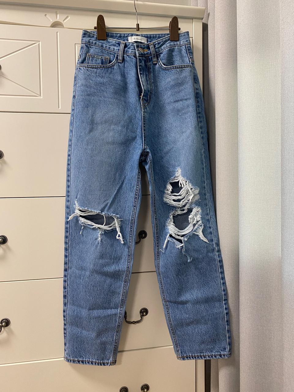 찢어진 데님 청바지