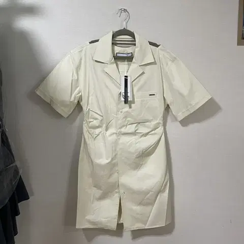 르수기아뜰리에 컷아웃 절개 셔츠 원피스