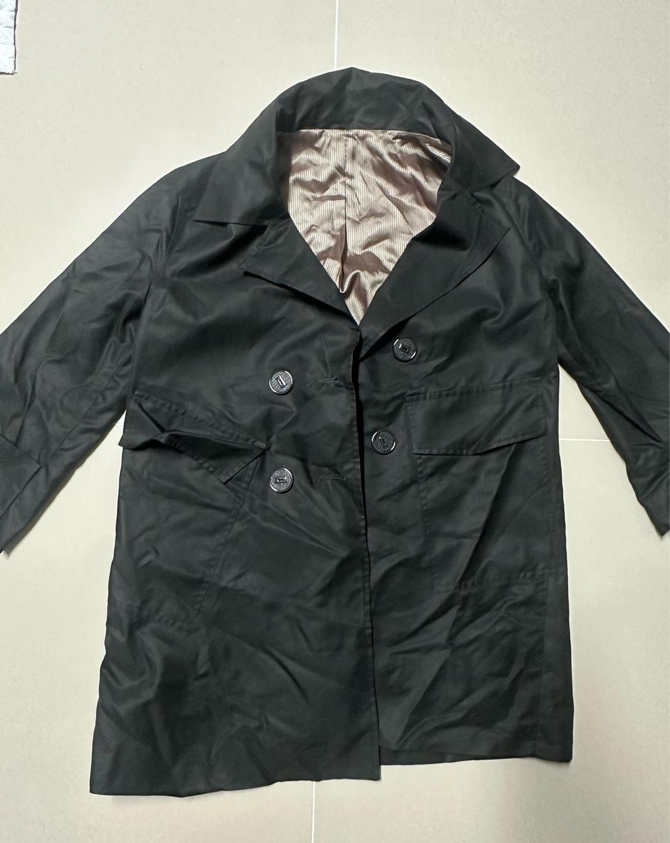 카키색 트렌치코트