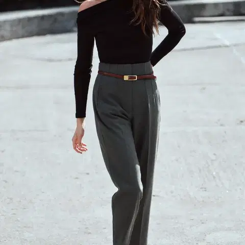 자라 언밸런스 네크라인 리브드 티셔츠 L