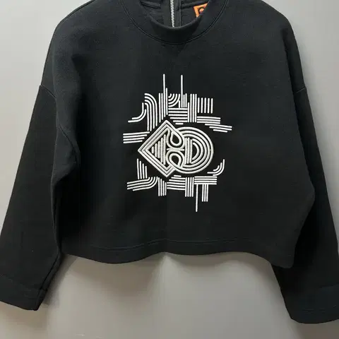 럭키슈에뜨 네오프렌 자수 크롭 맨투맨 프리사이즈