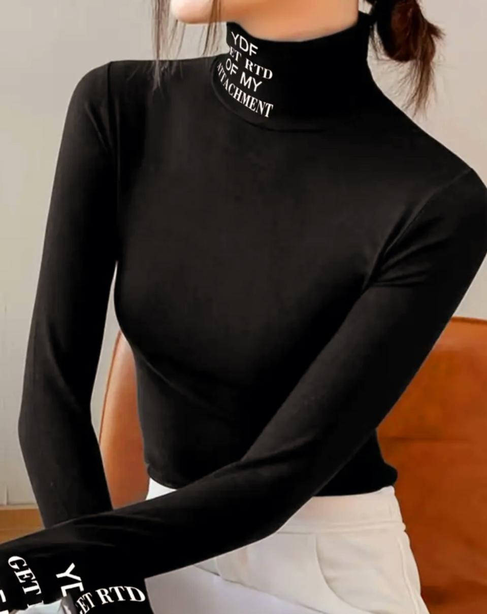 검정색 레터링 터틀넥 티셔츠