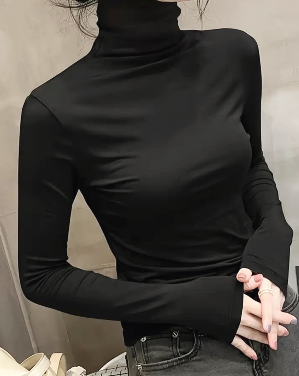블랙 터틀넥 티셔츠