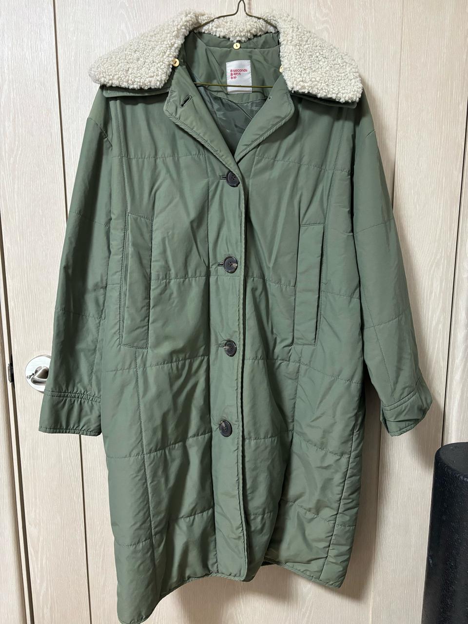 에잇세컨즈 카키 패딩코트(xs)