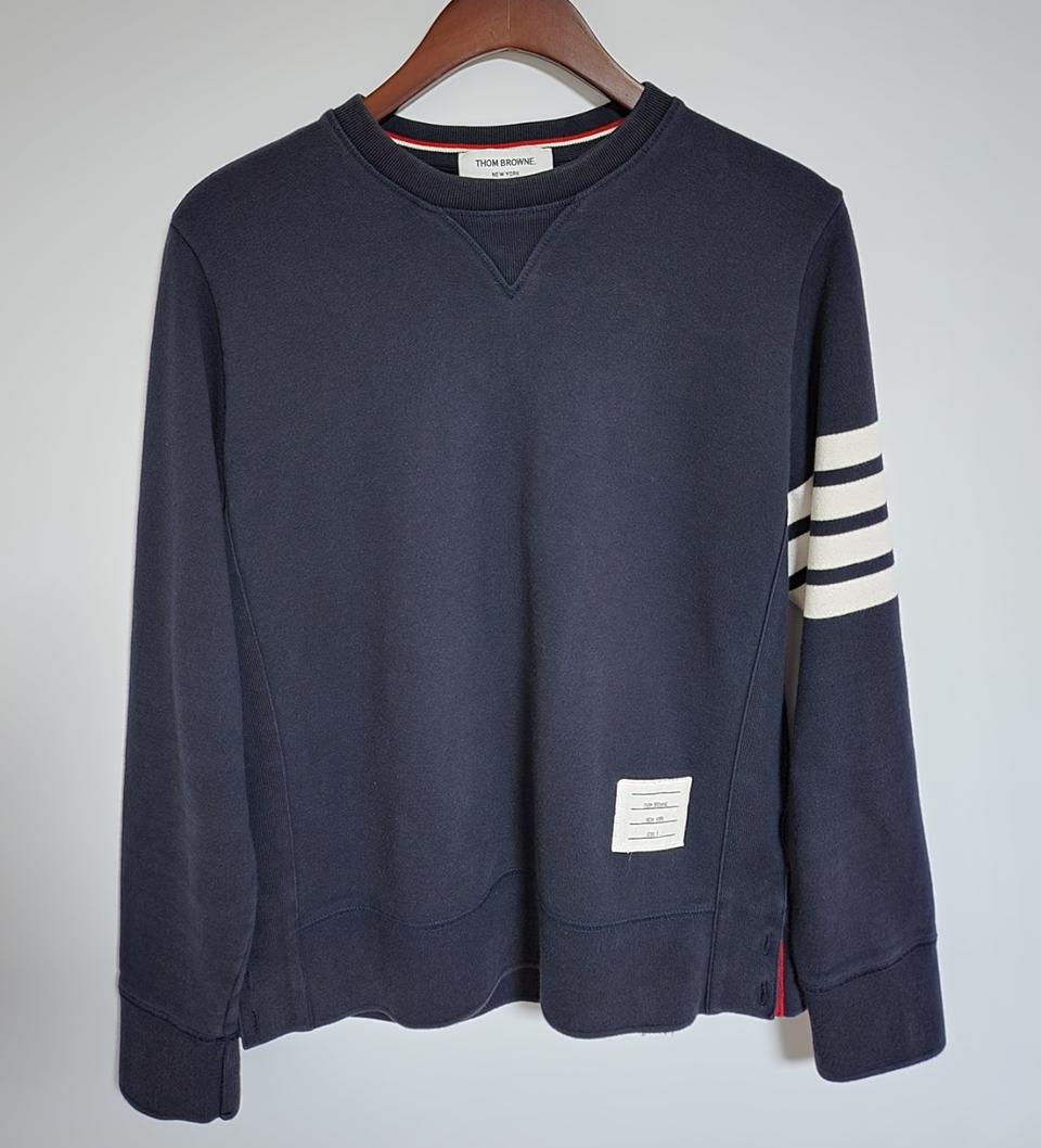 3 톰브라운 네이비 사선완장 남성 맨투맨 MJT021H 00535 461