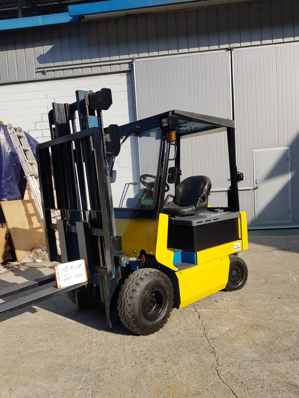 중고지게차 2.5톤 반캐빈 22년 배터리 전기지게차