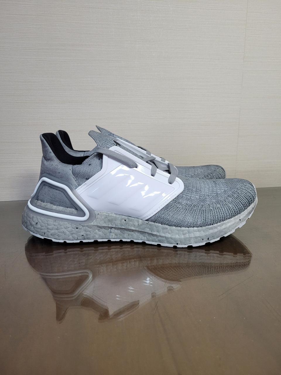 아디다스 울트라부스트 007 화이트턱시도 한정판