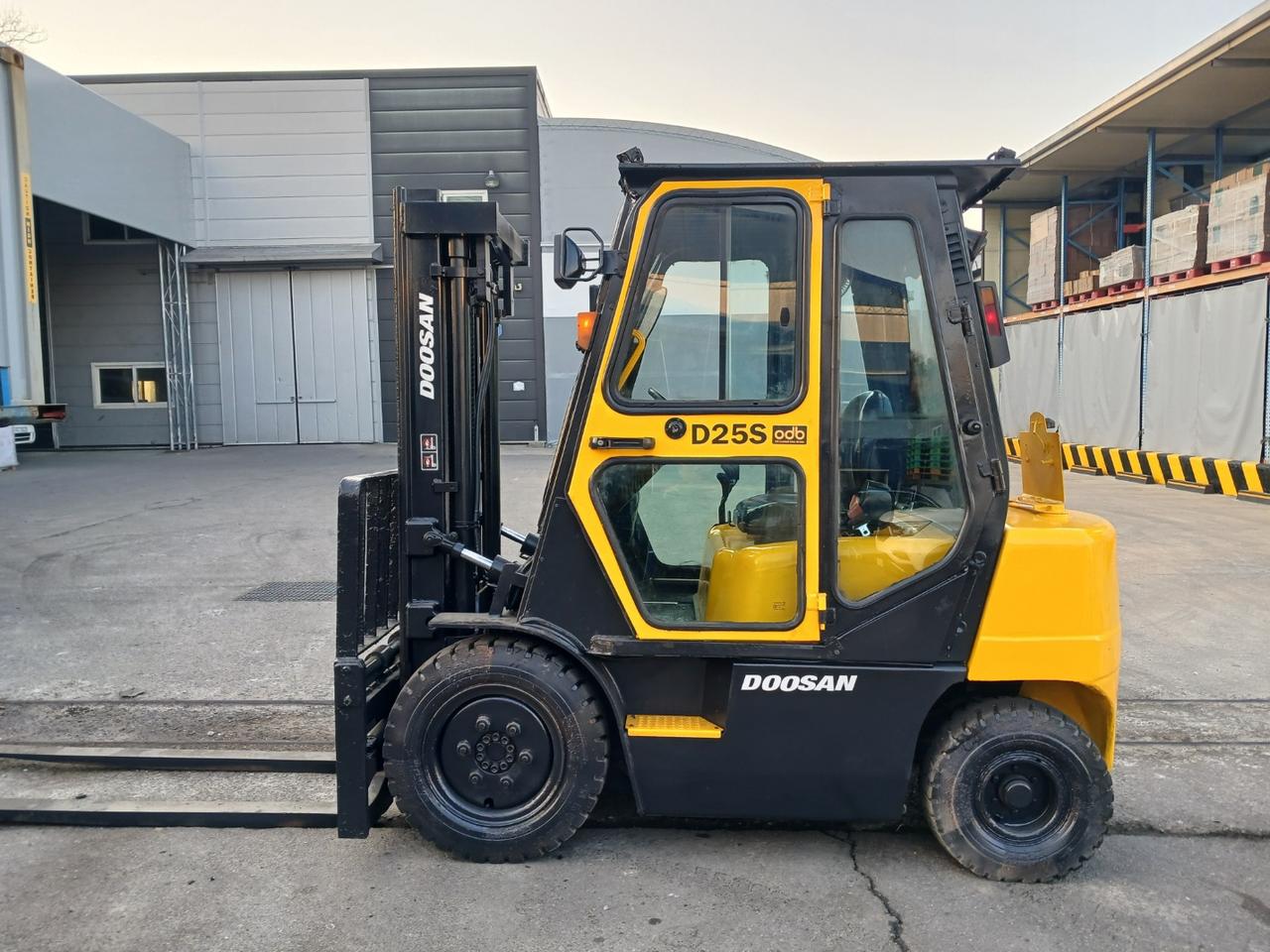 저렴한 중고지게차 매매 두산 2.5톤 자동발 디젤지게차