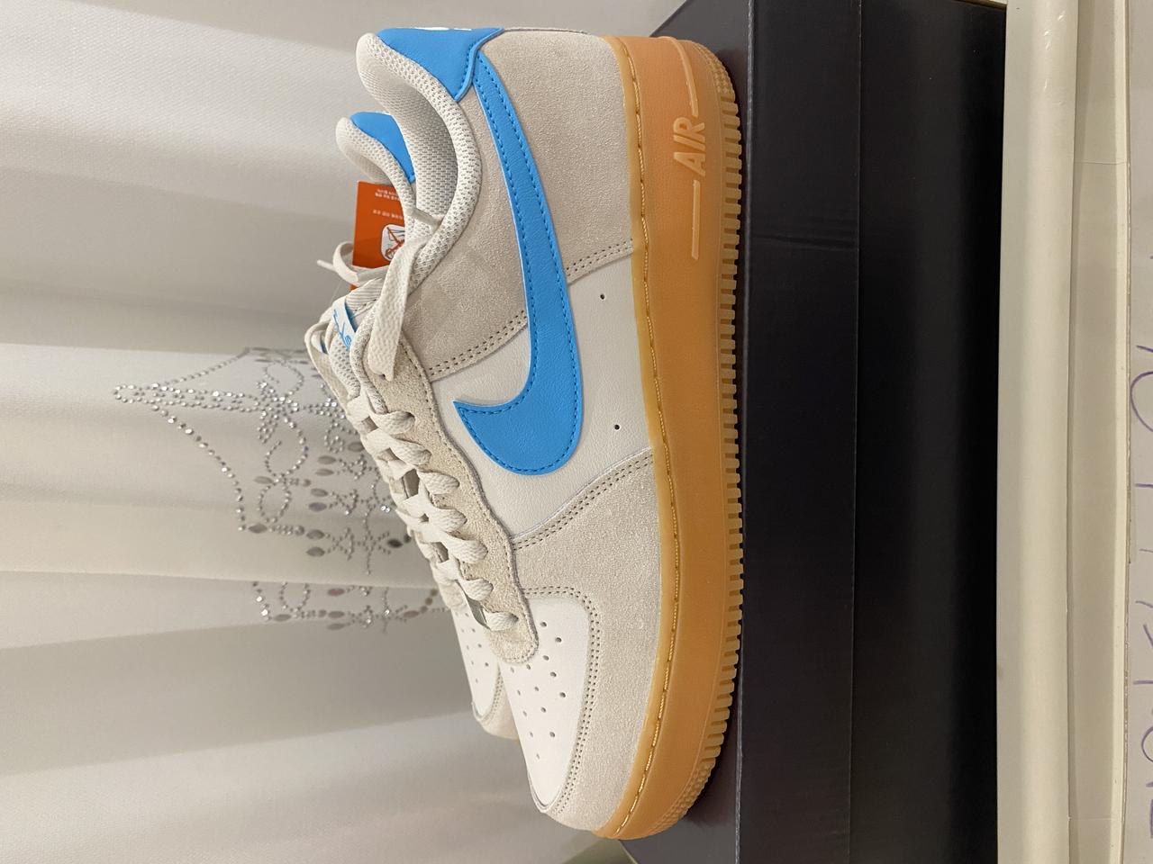 나이키 에어포스 서밋화이트 블루로고 270