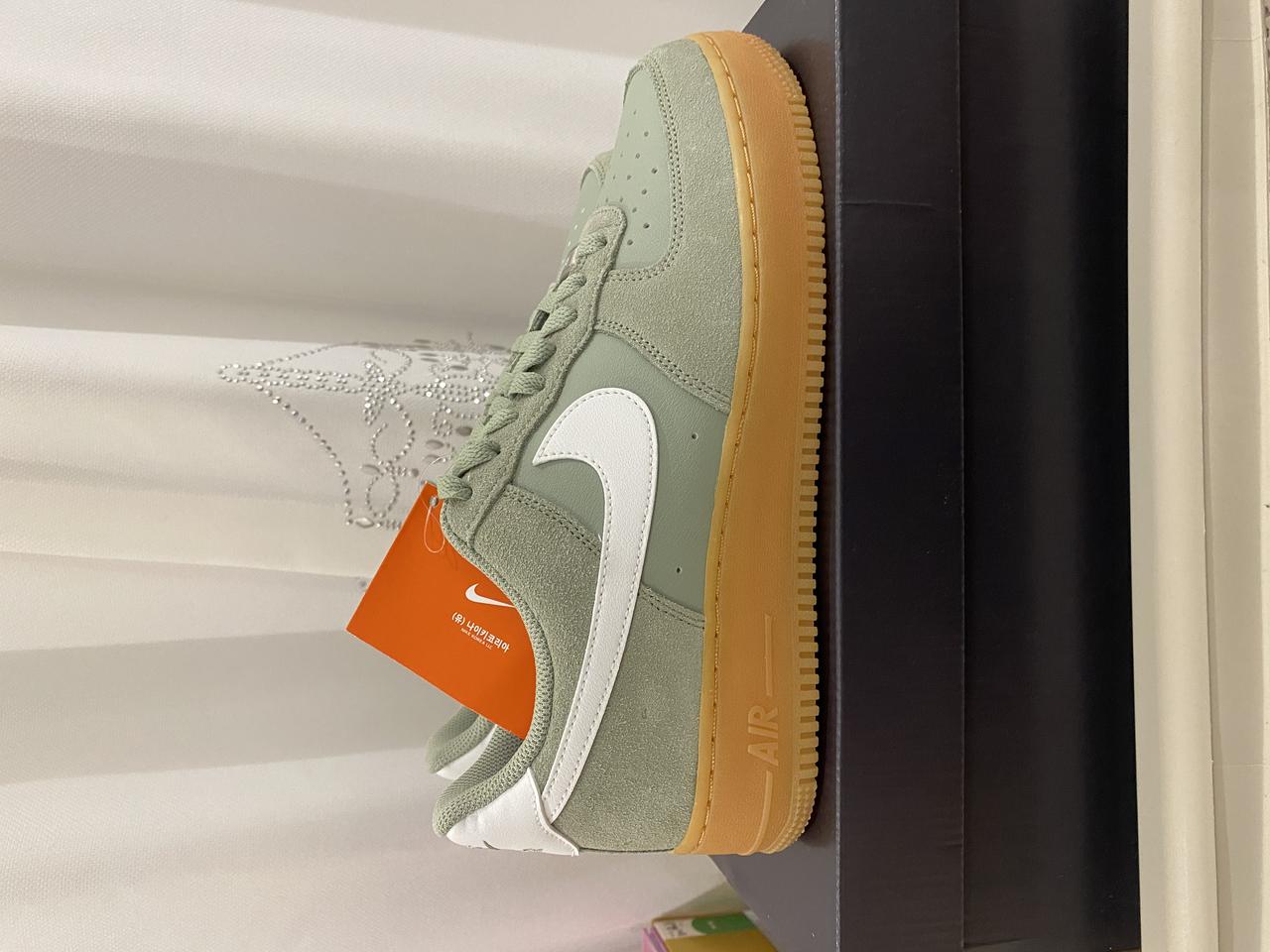 나이키 에어포스 그린 화이트로고 270