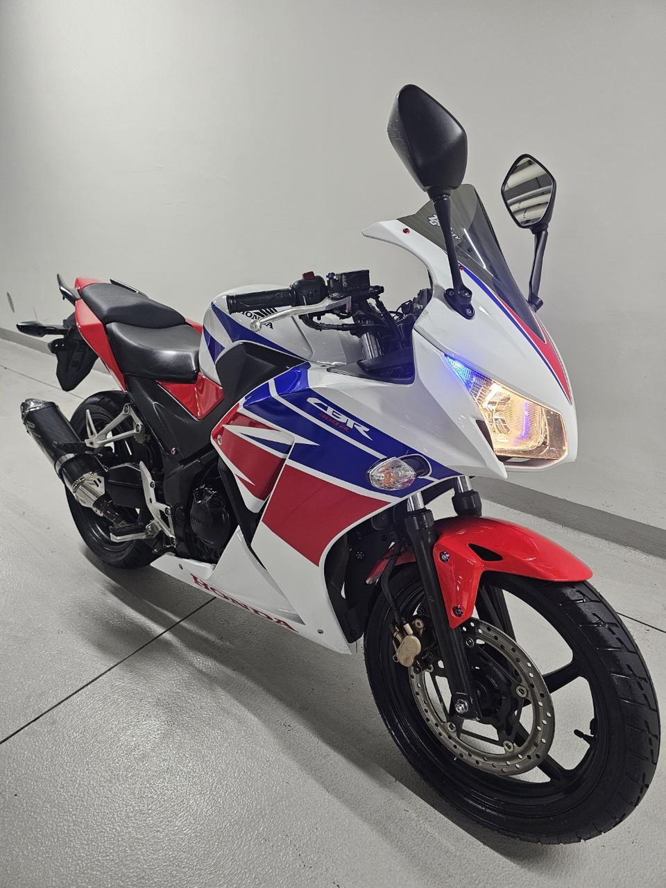 2015년식 혼다 CBR300R 건담 색상 판매합니다 .