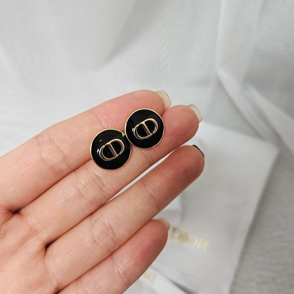 디올 귀걸이 로고 단추 귀걸이 업사이클링