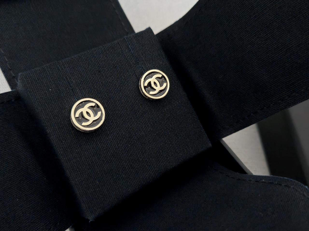 샤넬 귀걸이 미니 단추 귀걸이 업사이클링