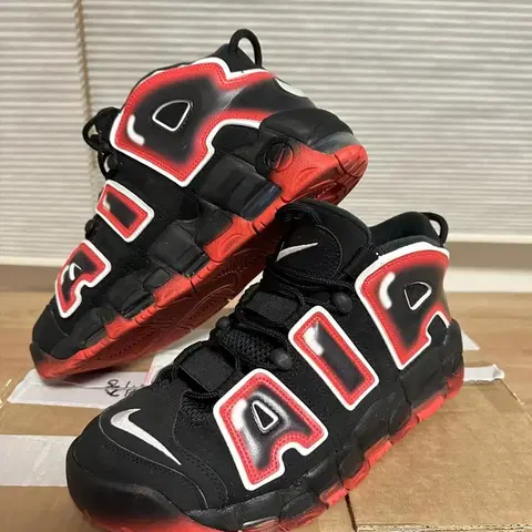 나이키 업템포 96 블랙 레이저 285 사이즈