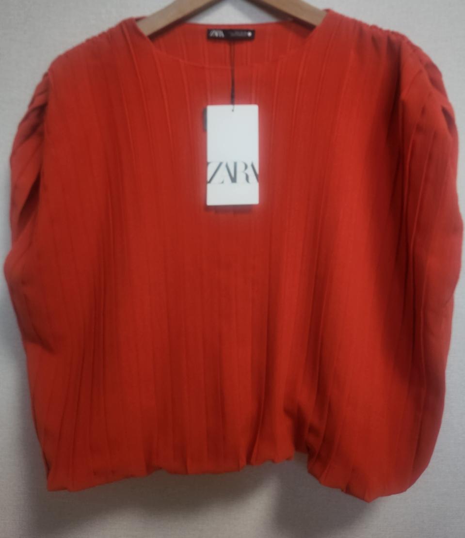 새제품)ZARA 여성 플리츠 상의