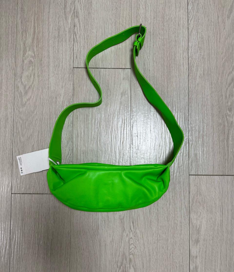 (Os)COS 코스 레더 크로스백 그린