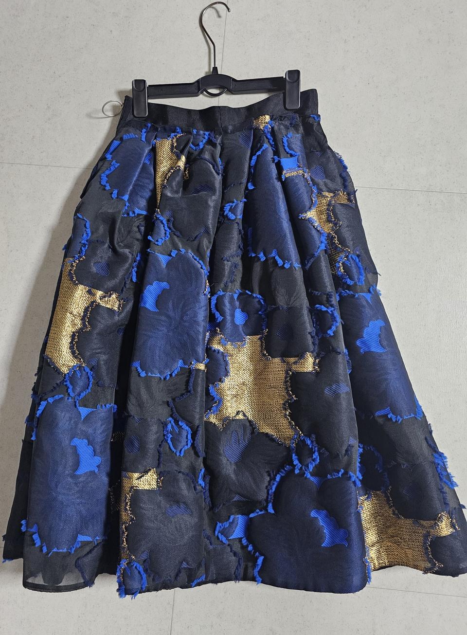 매긴 볼륨스커트