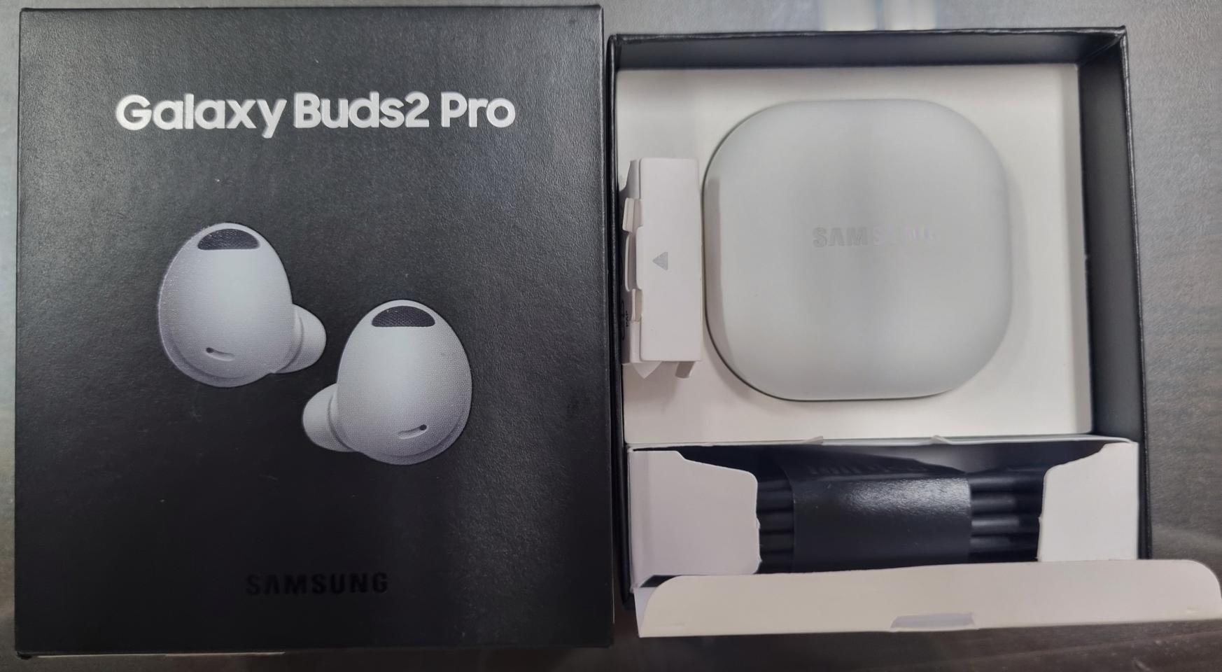 갤럭시 버즈프로2 풀박스 화이트 색상입니다