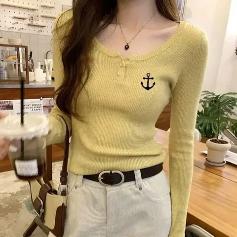 앵커 자수 투단추 T라운드 니트