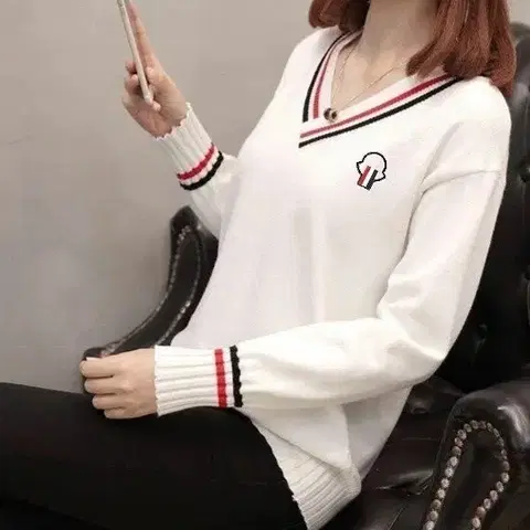 로고 자수 라인니트