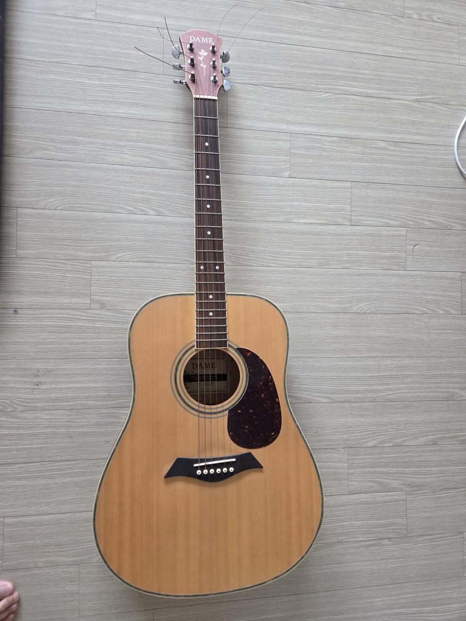 데임 통기타 lilies70