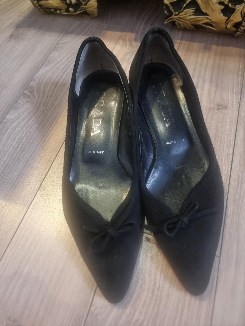 정품)프라다 여성 블랙 스웨이드 구두 37사이즈 240