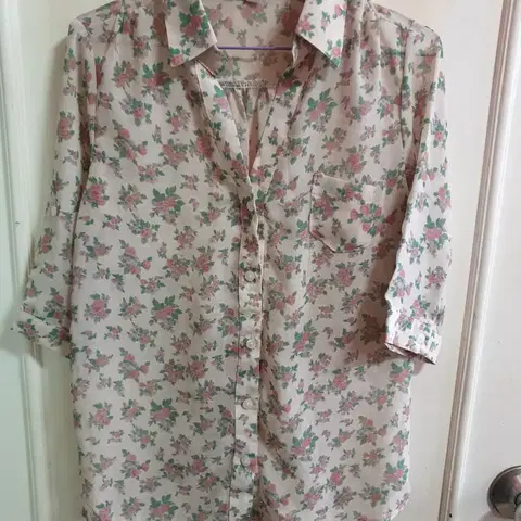 [새상품] 헬로키키 플라워 블라우스 새상품 팝니다.