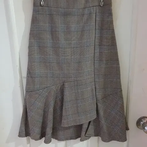 [새상품] 머메이드 언발 체크 스커트