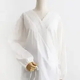 [새상품] 케이클럽 소매리본 랩블라우스 (블랙, 아이보리)