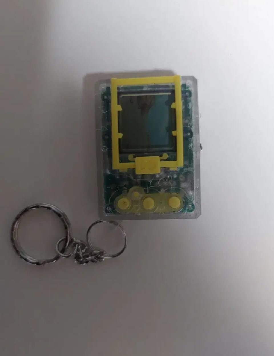 옛날 디지몬 벽돌모양 게임기 수집용/전시용으로 팝니다 (무료배송)