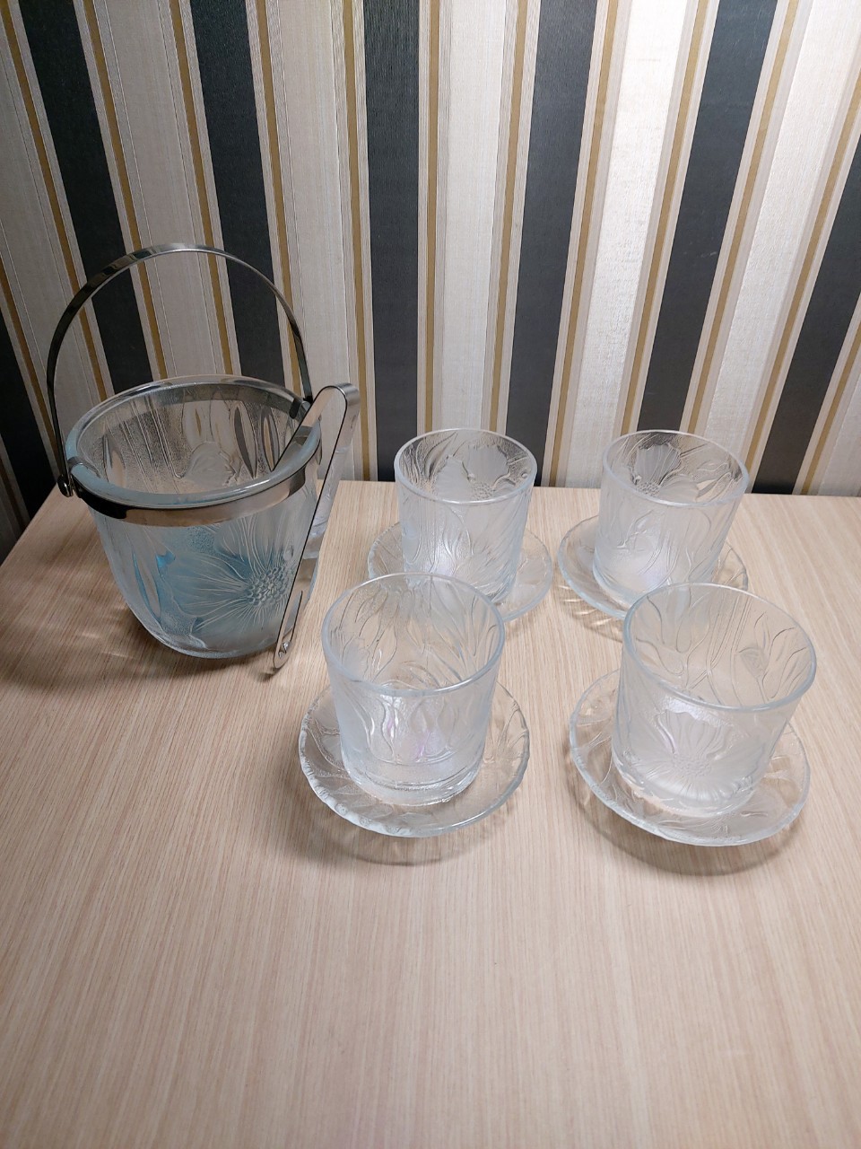 칵테일 얼음통과 칵테일 잔 4개 ㅡ미사용