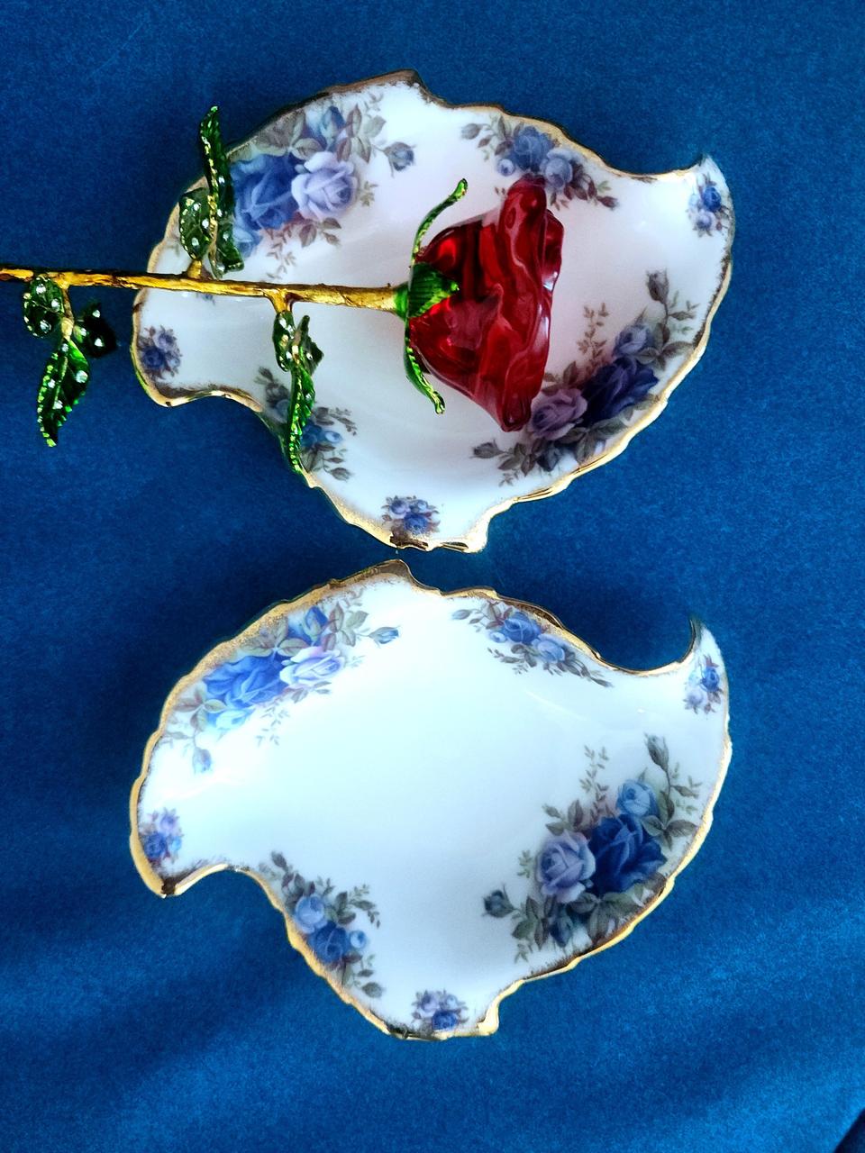 로얄알버트 문로즈와 황실 이형접시