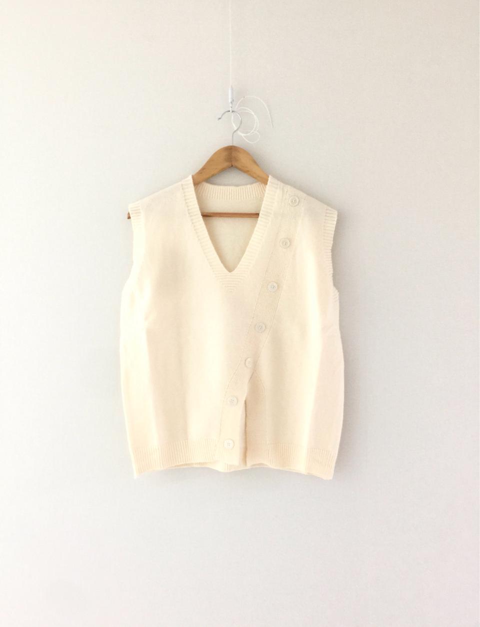 (새) 크림 브이넥 사선 트임 단추 니트 조끼