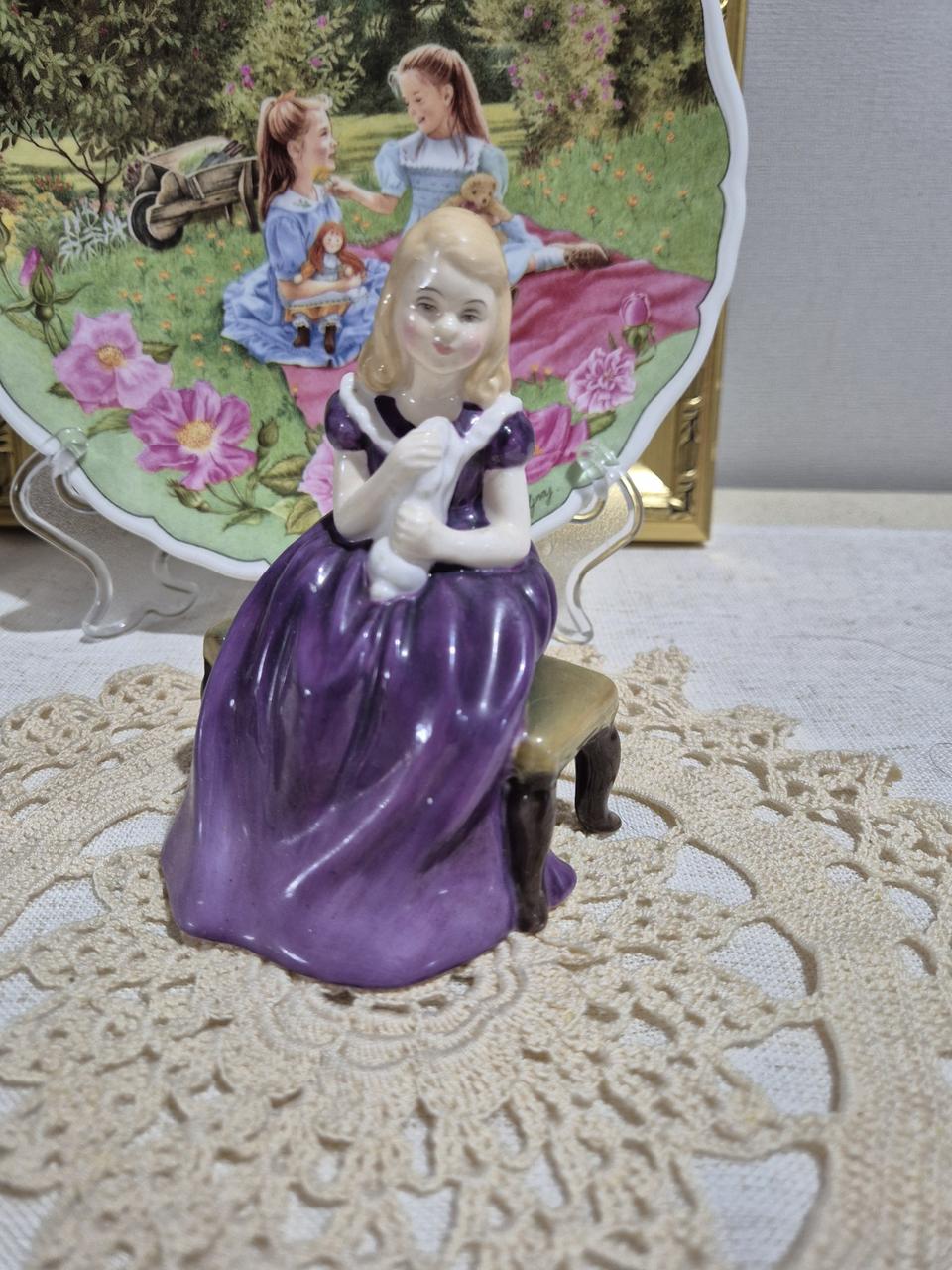 로얄덜튼 피겨린 토끼를 안고있는 소녀