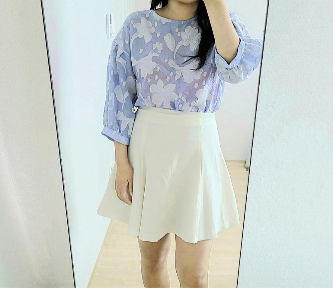 [새상품] 소라빛 플라워 퍼프소매 블라우스