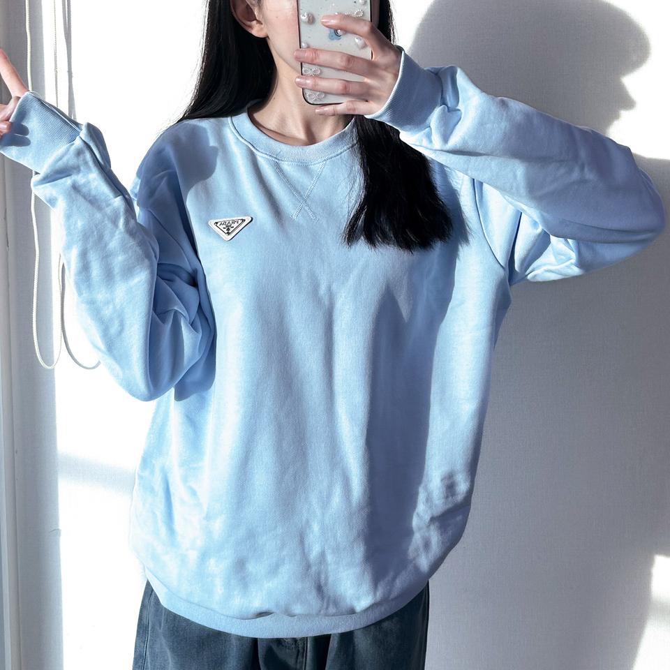 프라다 라이트블루 맨투맨