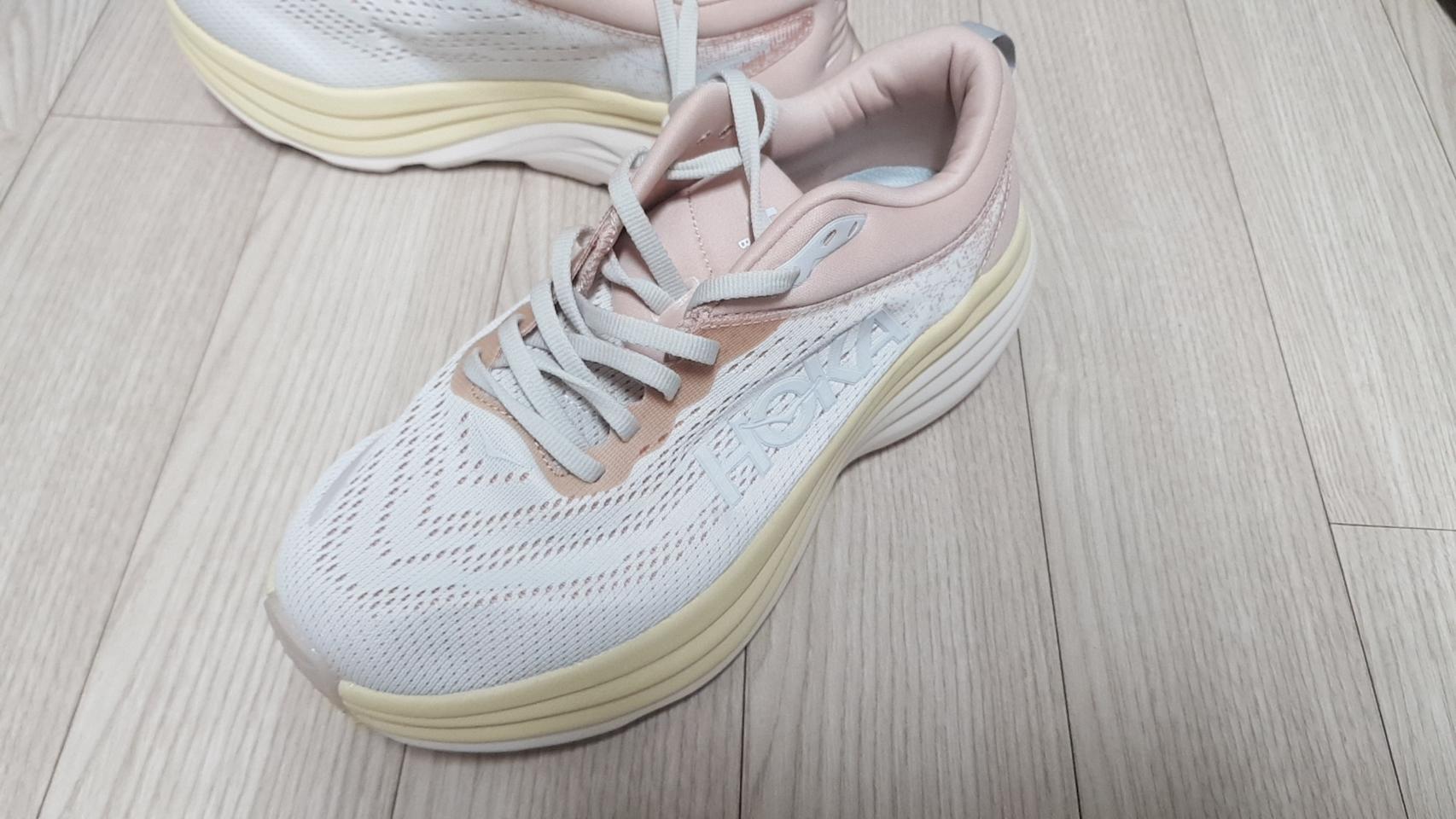 새상품 호카본디8