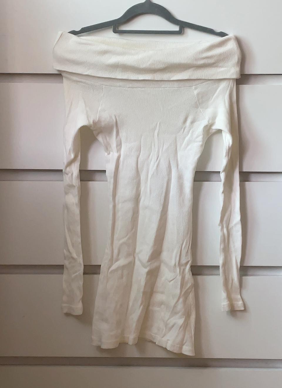 [새상품] 오프숄더 슬림핏 골지 니트원피스