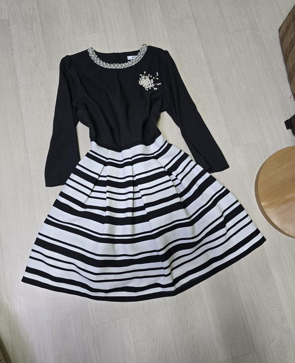 데이트룩/ 시크라인 / 진주넥/ 주름 풍성치마/ 배색원피스