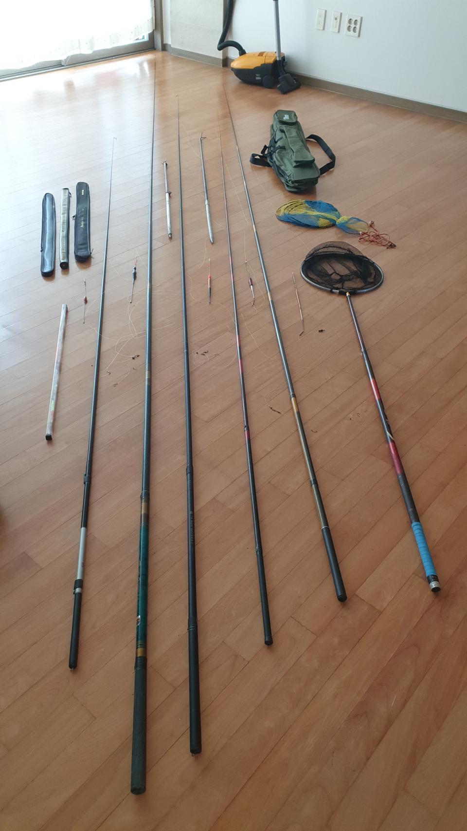 민물낚시대 5대.각종낚시찌12개.밭침대2대.케이스3개.살림망1개.민물뜰채