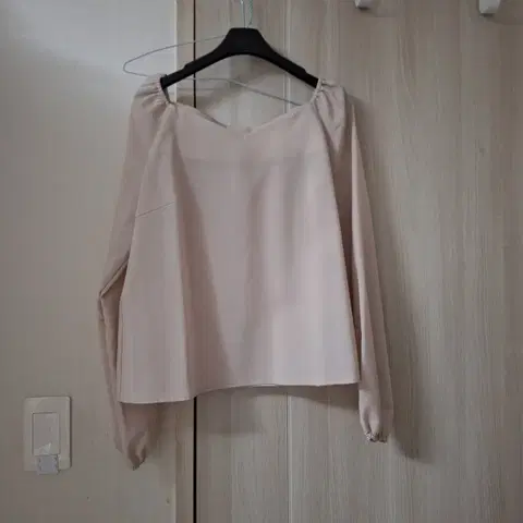 핫핑 하트넥 오프숄더 퍼프 블라우스 베이지