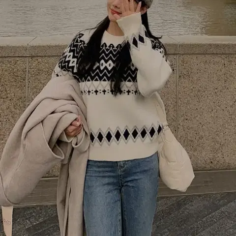 리리앤코 배색 아가일 라운드넥 노르딕 니트