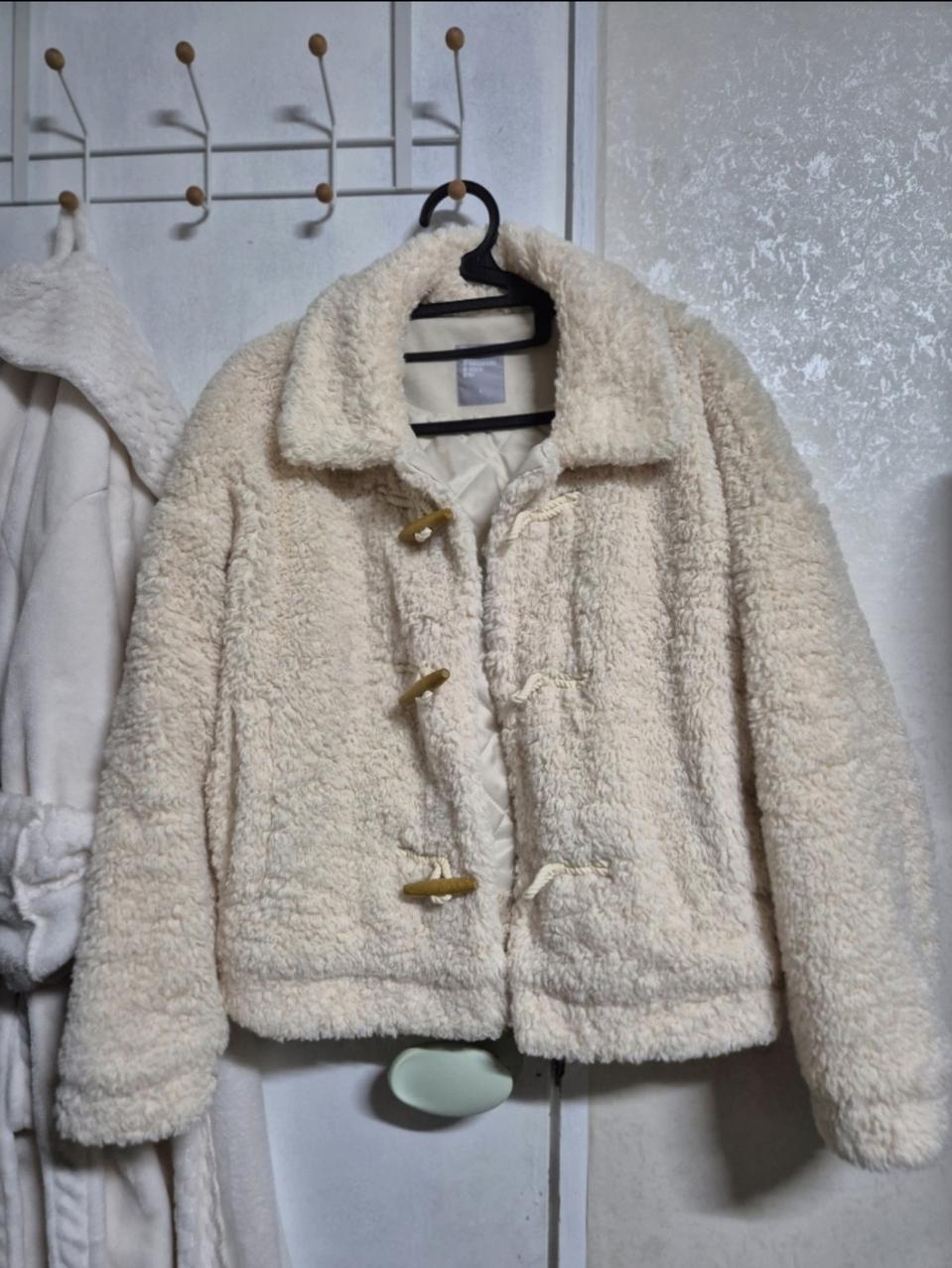 8세컨즈 숏 페이크퍼 자켓 S