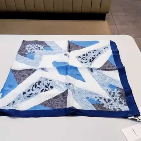 정품 지방시 블루&그레이&화이트 78*78(컨디션 상,택)