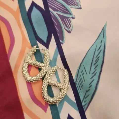 골드 볼드한 세련된 귀걸이