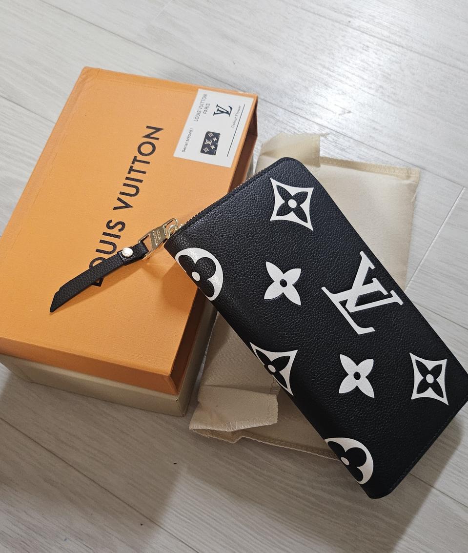 루이 지퍼돌이장지갑-7만(새것)