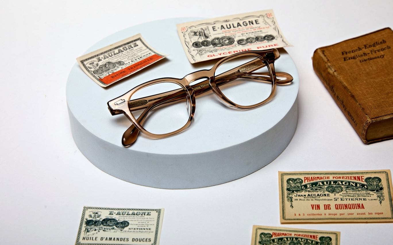 웜브라운 투명 48"사이즈의 안경