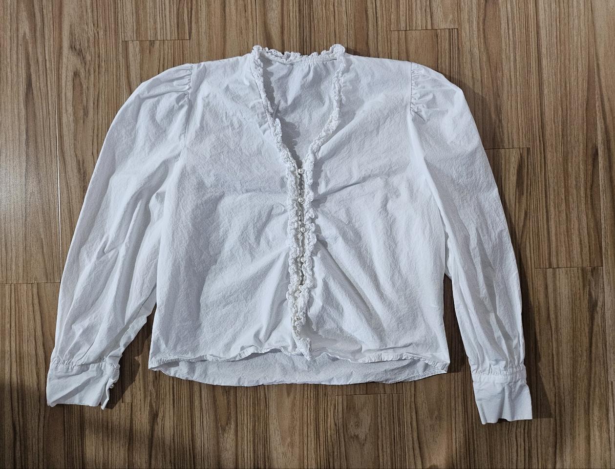 레이스 진주단추 퍼프소매 블라우스